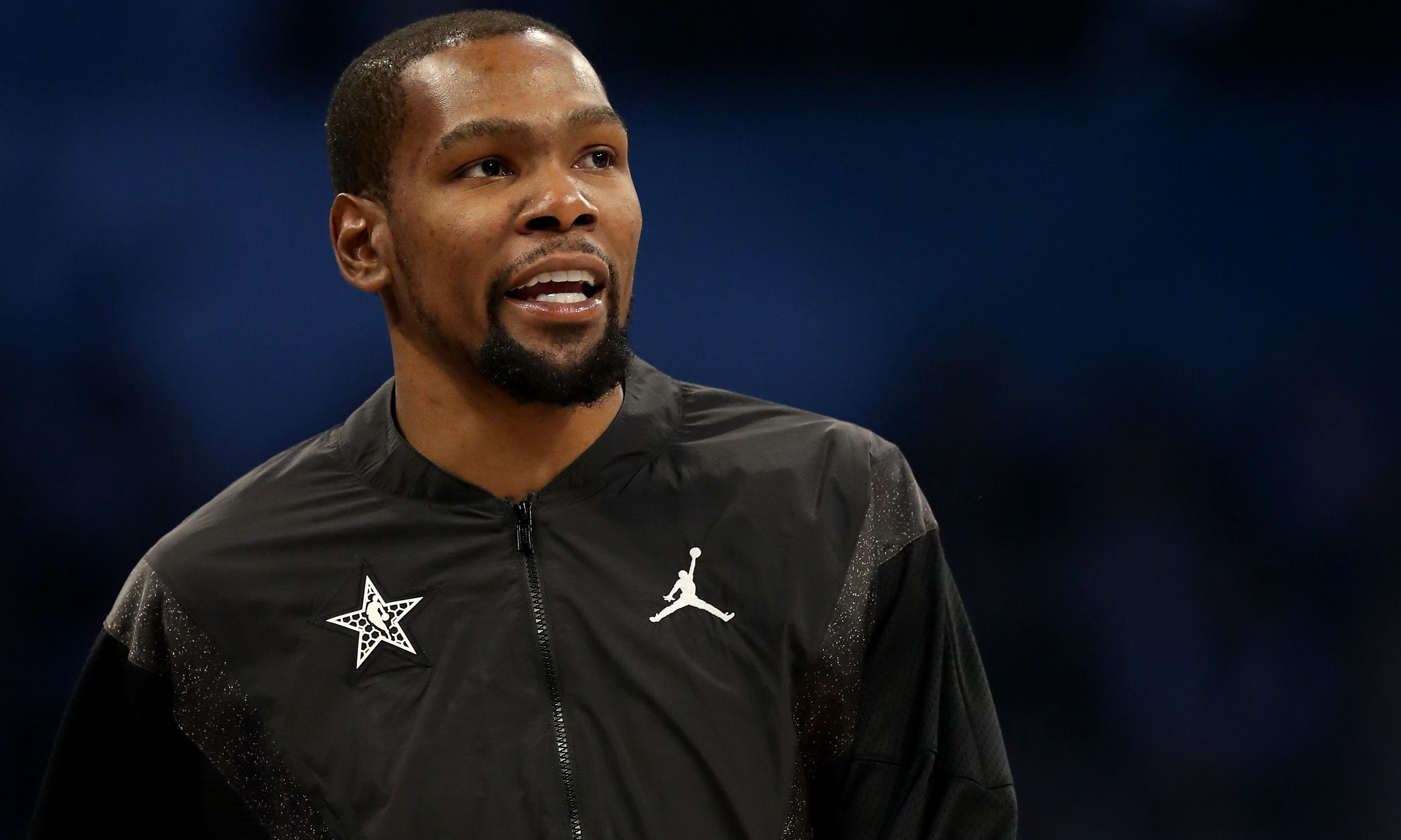 在台球桌上 在台球桌上